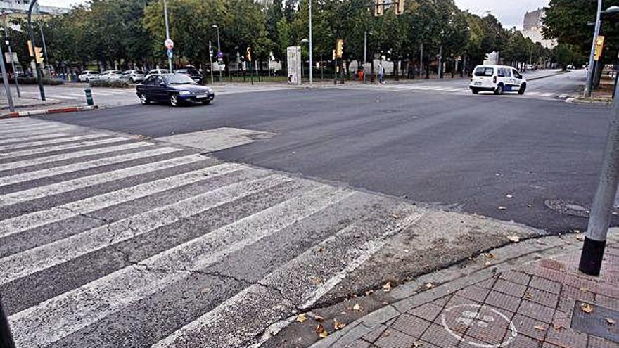 Salt asfalta la cruïlla  entre Marquès de Camps  i el carrer Països Catalans