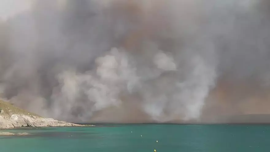 Las llamas llegan a la playa de A Hermida (Ponteceso).