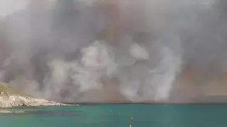 Las llamas llegan a la playa de A Hermida (Ponteceso).