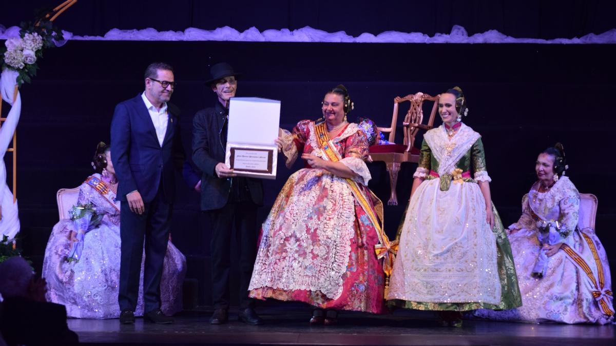 Juan Ramón recibe una placa en Sedaví
