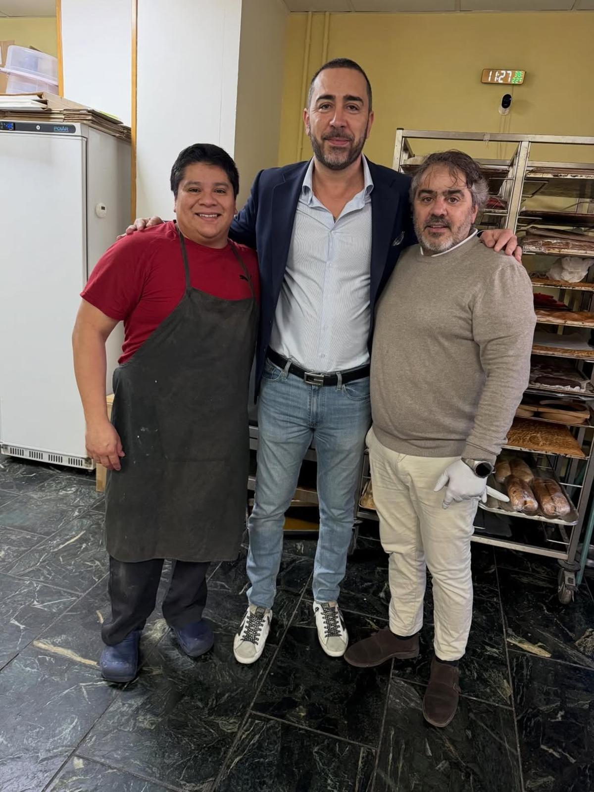 Víctor de Aldama posó con el dueño y un trabajador de la pastelería zaragozana