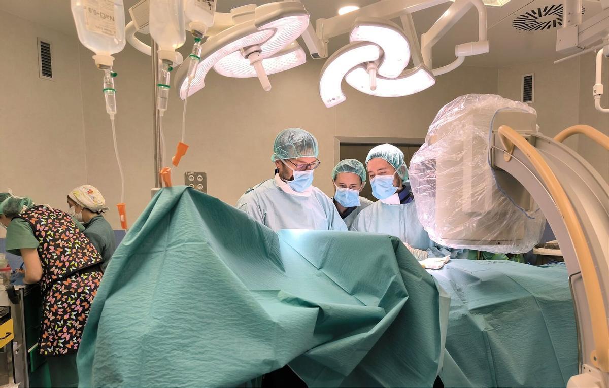 Sanitarios operan en un quirófano de Hospital.