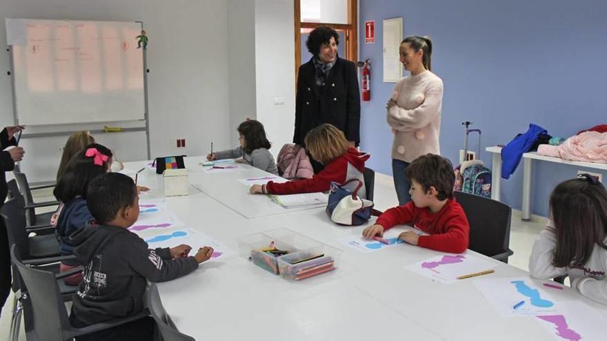 Los menores han recibido clases de inglés y han realizado un taller de refuerzo educativo.