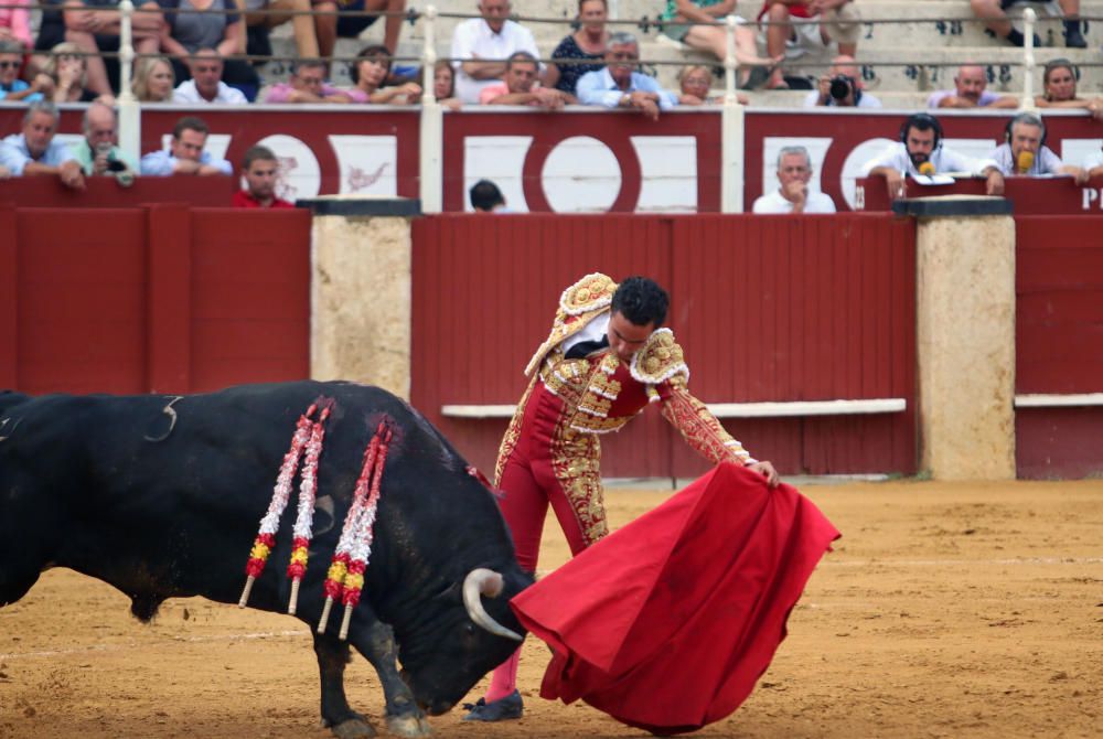 Las imágenes de la tercera corrida de abono de la feria taurina de Málaga en La Malagueta.