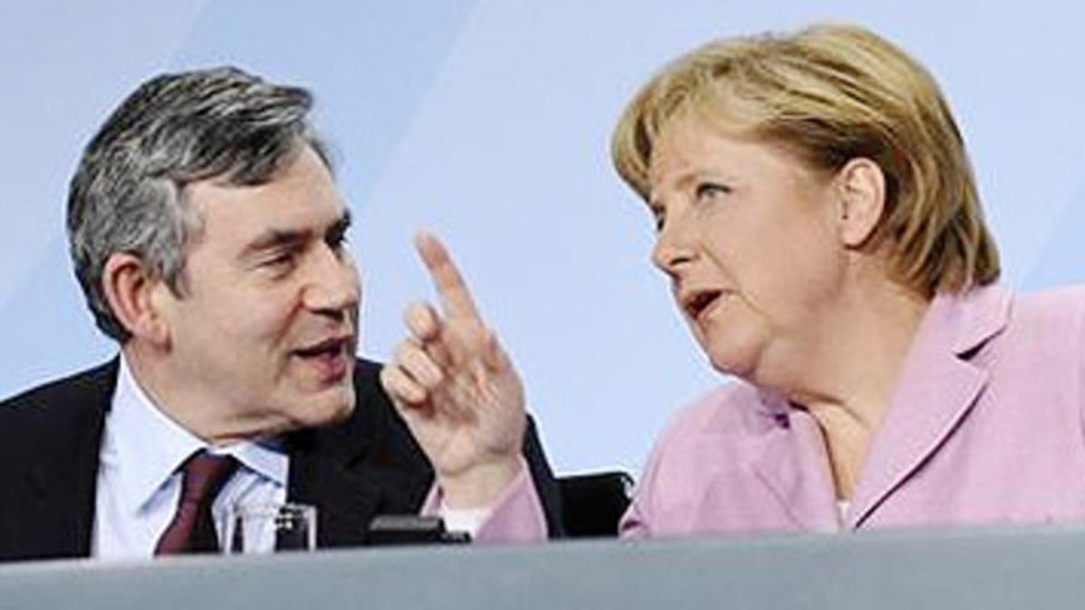 Gordown Brown junto con Angela Merkel en la pasada cumbre preparatoria del G20, en Berlin.
