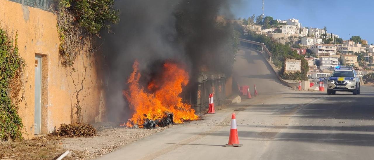 La Policía Local de Peñíscola ha cortado la circulación mientras los bomberos actuaban en el lugar.