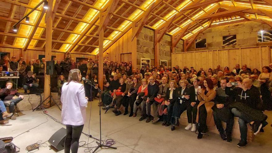 La alcaldesa de Moaña, Leticia Santos, durante su discurso de inauguración en la nave de Casqueiro, que servirá como centro social y museístico. |  Santos Álvarez