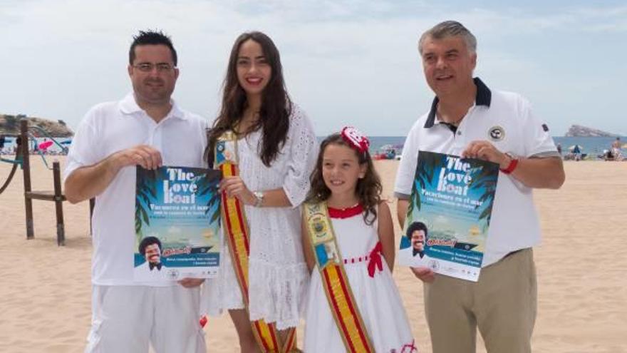 El presidente, las reinas y el edil de Fiestas, con el cartel del evento.