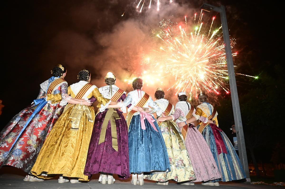 Reina y damas durante el castillo de fuegos final de las fiestas de la Mare de Déu de Gràcia, en septiembre del 2025.