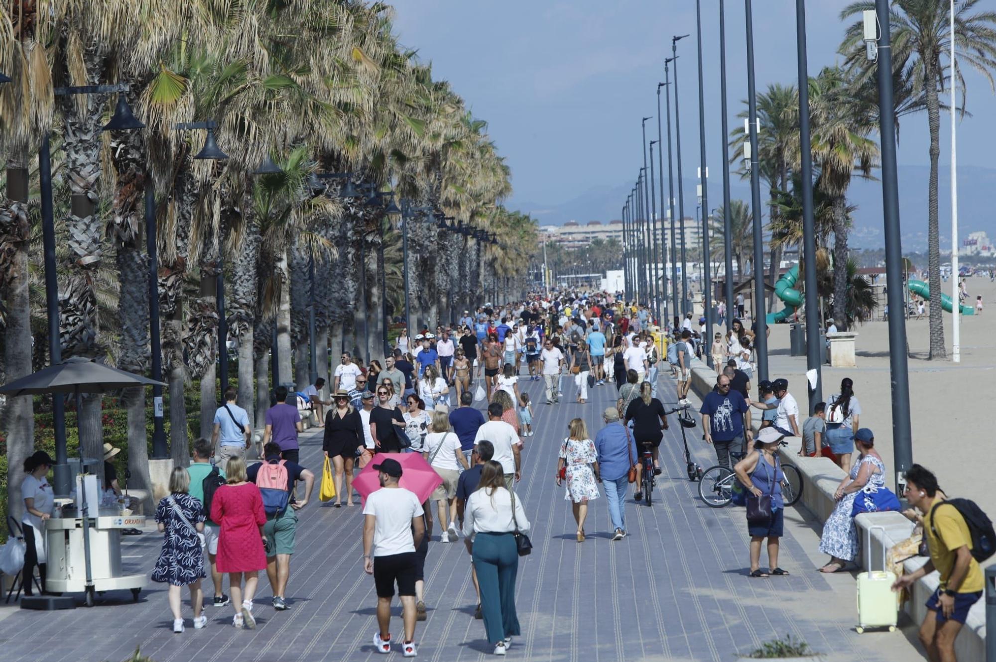 Llenazo en las playas de València este domingo, 15 de octubre