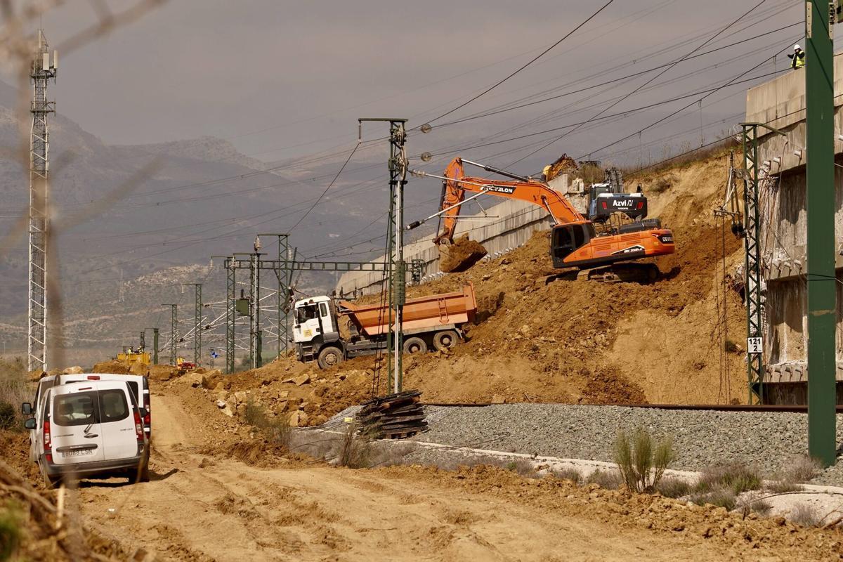 MLG Álora 26-02-2026.-Varios operarios trabajan en la recuperación de la línea AVE Madrid-Málaga a la altura de Álora