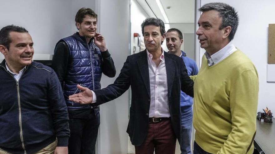 Biel Company ayer tomando posesión de su despacho en el sede del PP acompañado de sus colaboradores.