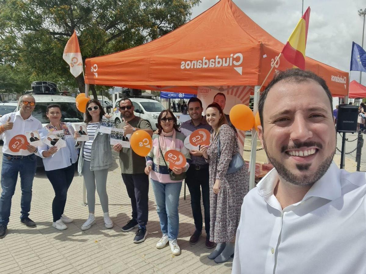 El candidato por Ciudadanos a la Alcaldía, Francisco Morales, haciendo un ‘selfie’.