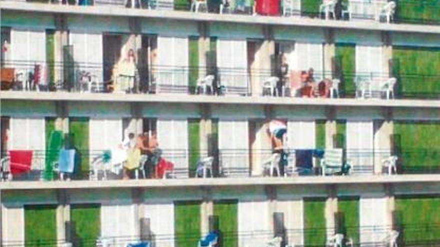 Un jove passa d&#039;un balcó a un altre per fora de la barana, aquest estiu en un hotel de Lloret.