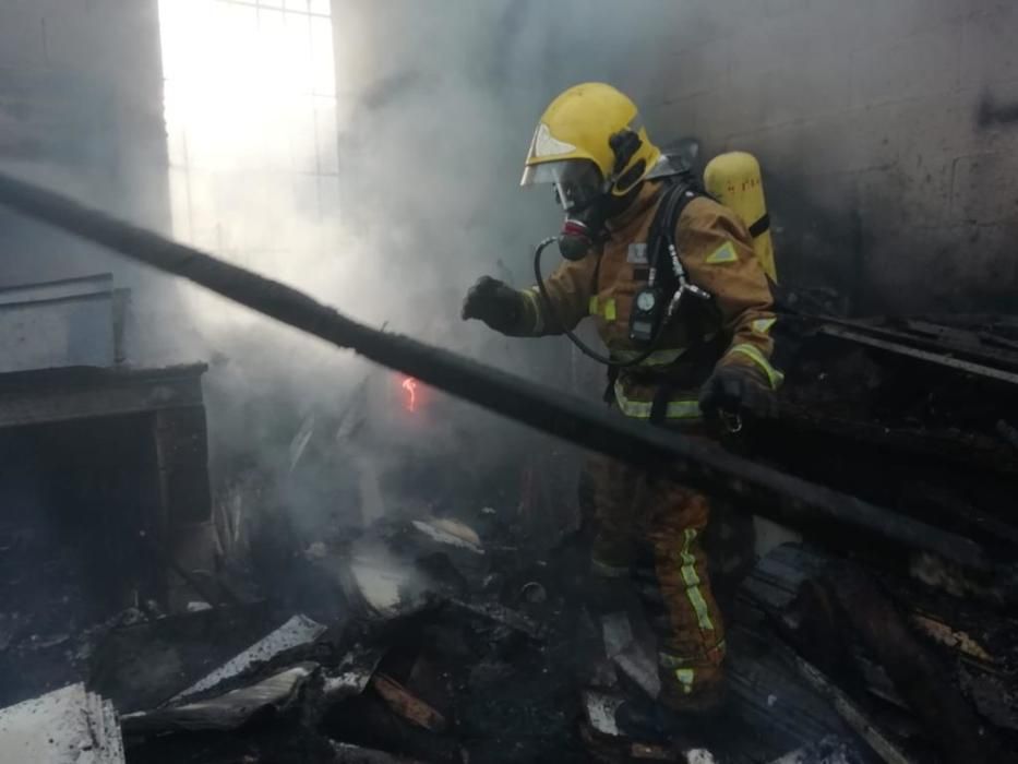 Los bomberos sofocan un incendio forestal junto al casco urbano de Finestrat.