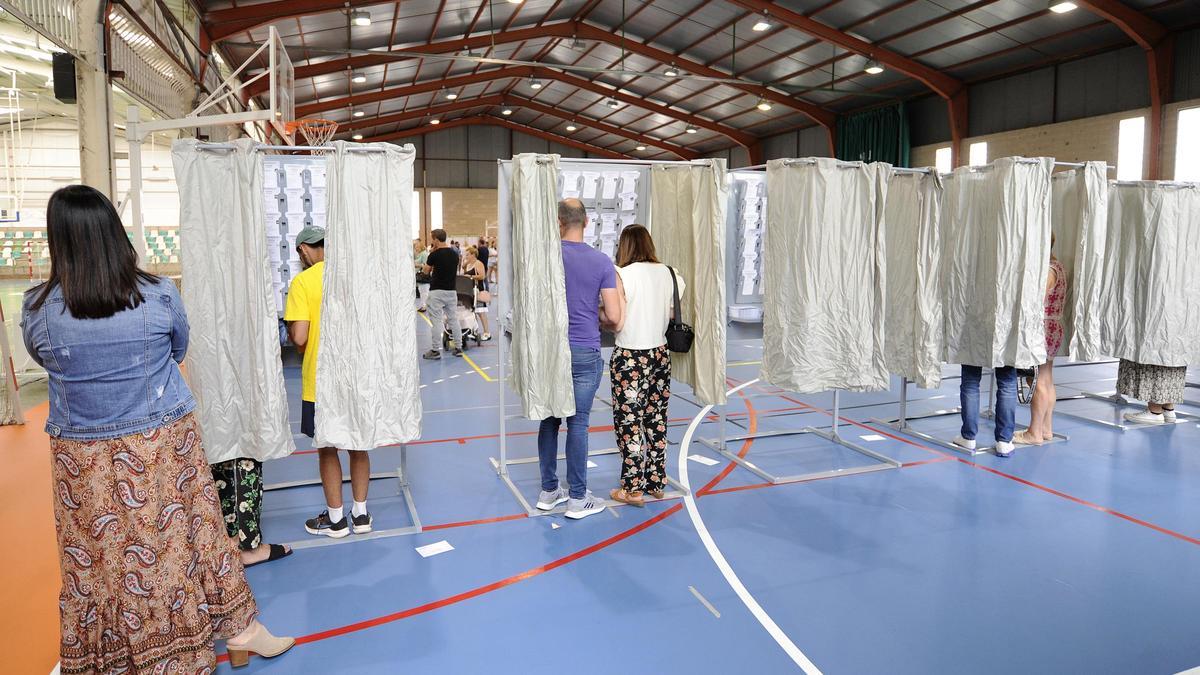 Electores en el pabellón municipal de Lalín.