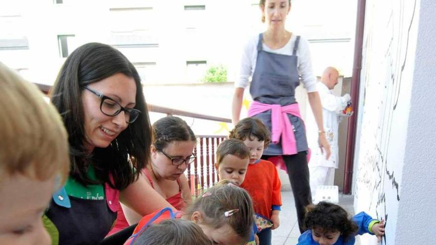 Alumnos y docentes, durante una actividad en la escuela.