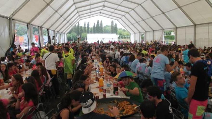 El buen ambiente marcó la fiesta de las paellas en la carpa gigante.