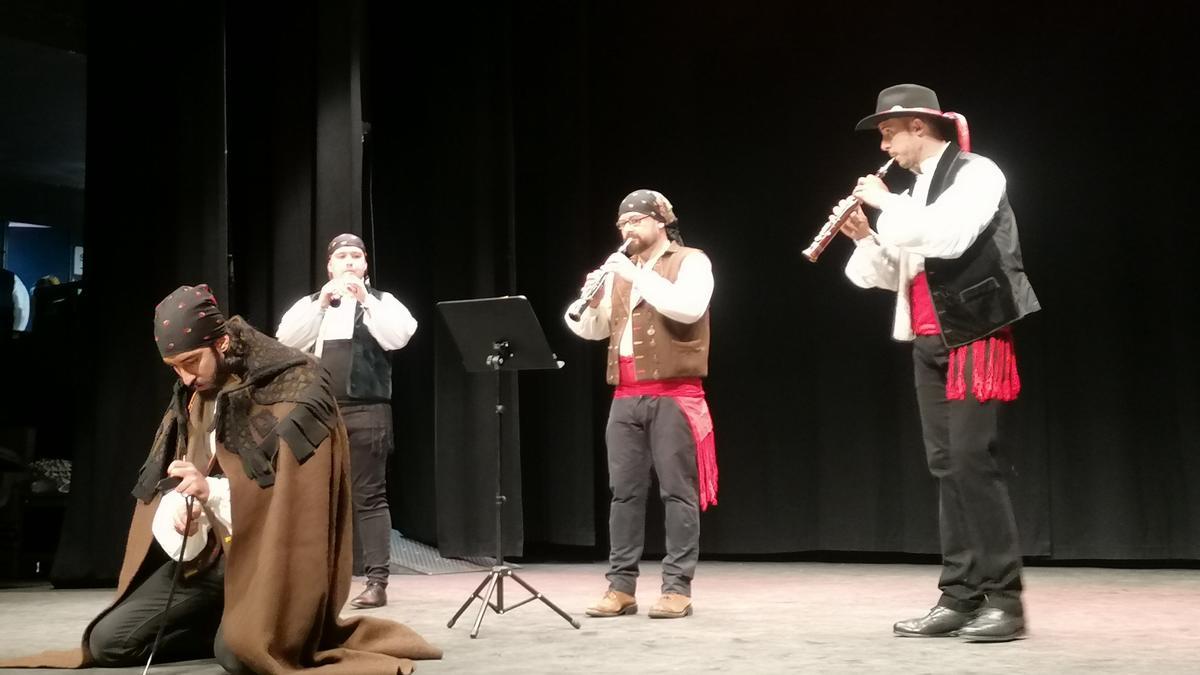 Integrantes de &quot;Manaita&quot; interpretan una pieza de música tradicional en el festival