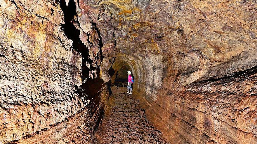 Una visitante en el interior de la Cueva del Viento, en Icod.