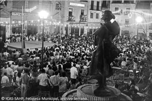 Escenario en la plaza del Altozano durante la Velá, con la escultura de Juan Belmonte por primera vez. (1973)