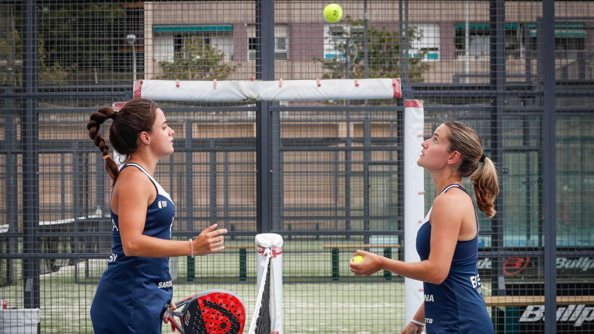 Paula y Ariana se divierten cabeceando con la bola