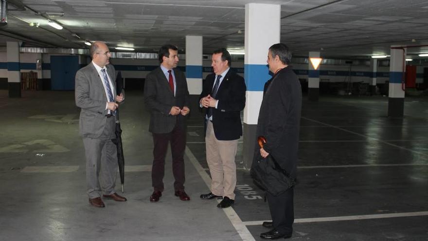 El exconseller Biel Company y el exalcalde Rafel Torres (centro), en el parking durante la pasada legislatura.