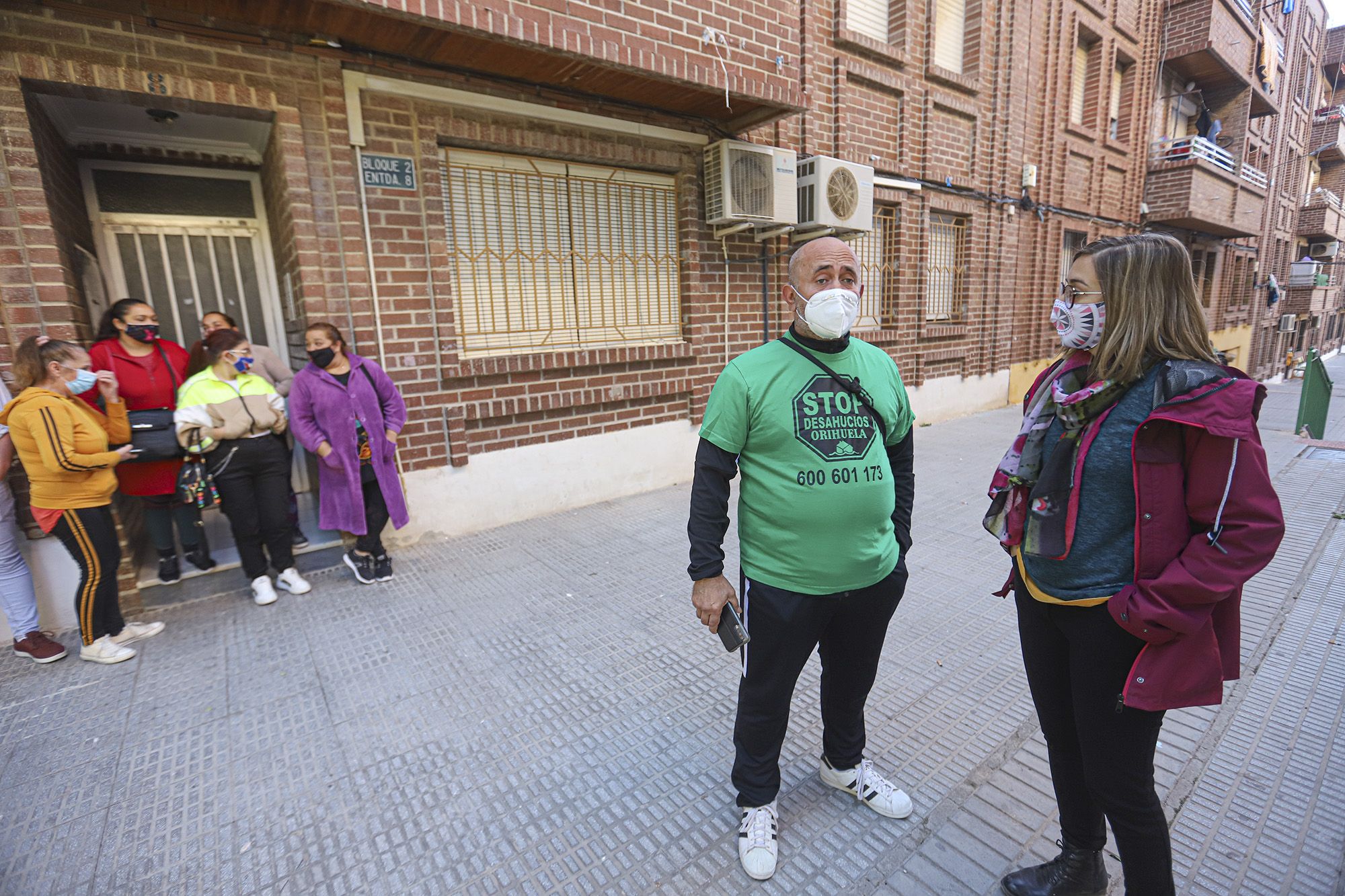 Paralizan el desahucio de tres familias residentes en el mismo edificio de Orihuela