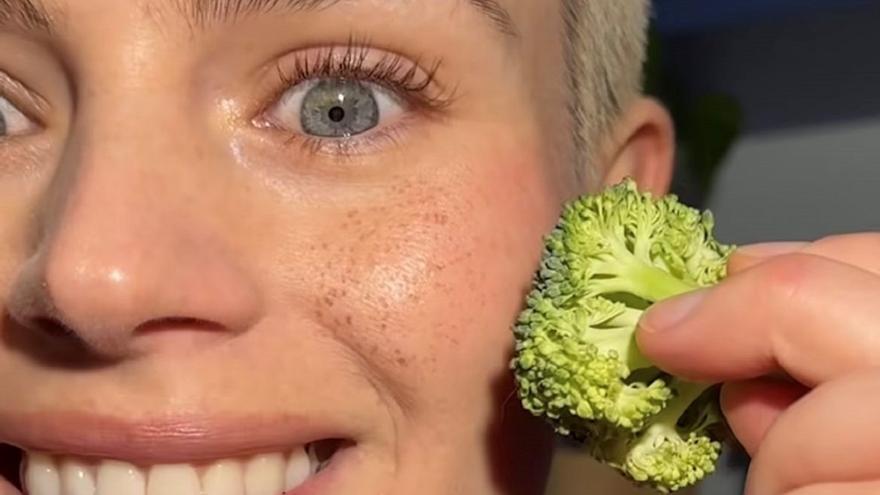 El truco viral para conseguir las pecas más sugerentes... ¡con un brócoli!