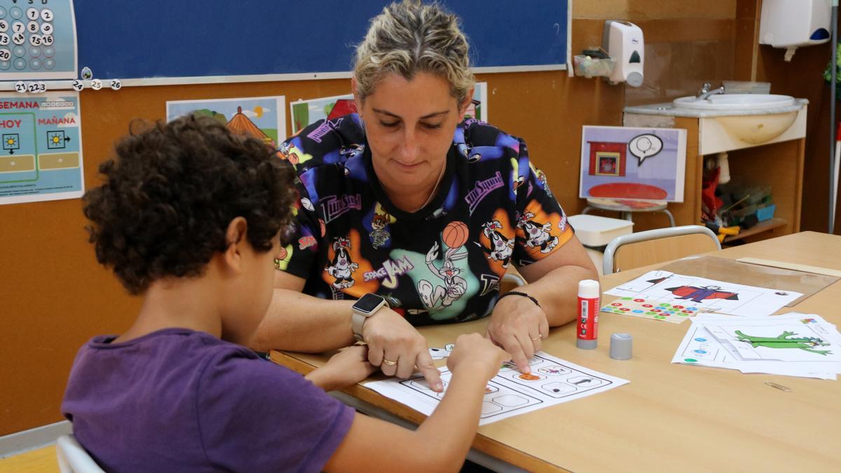 Un alumne amb necessitats educatives especials treballa a l&#039;aula sensorial de l&#039;Escola Vora del Mar de Cubelles