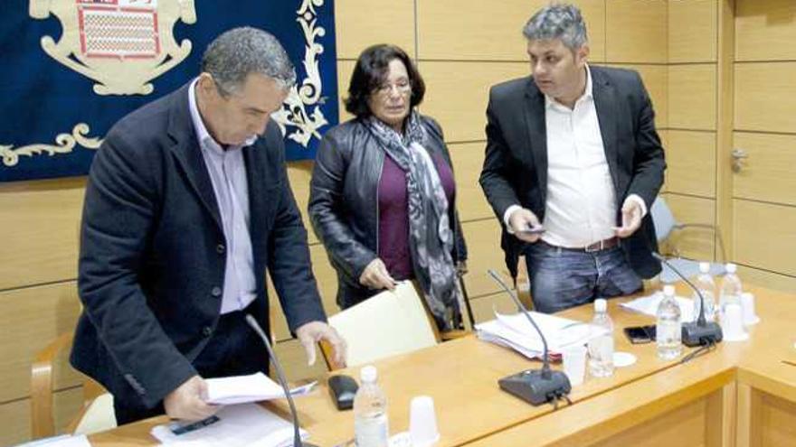 El consejero de Personal del Cabildo, Juan Jiménez ( d) junto a Rita Díaz (c) y el presidente insular, Mario Cabrera. | fuselli