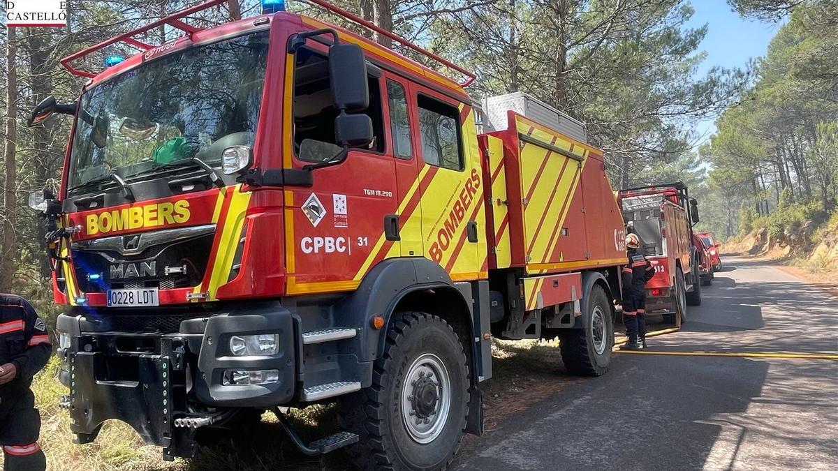 Imagen de uno de los camiones que trabajan en la extinción del incendio en Cortes de Arenoso.