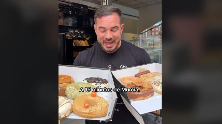 Un influencer encuentra en Murcia los épicos &quot;donuts gigantes&quot; y alerta a la población: &quot;No olvidéis...&quot;