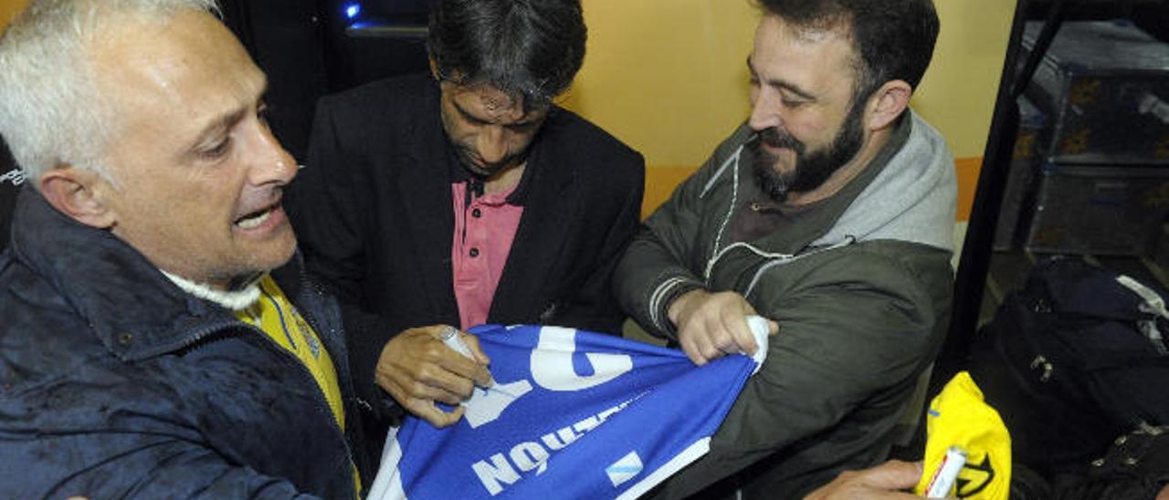 Valerón firma una camiseta del Deportivo, ayer.