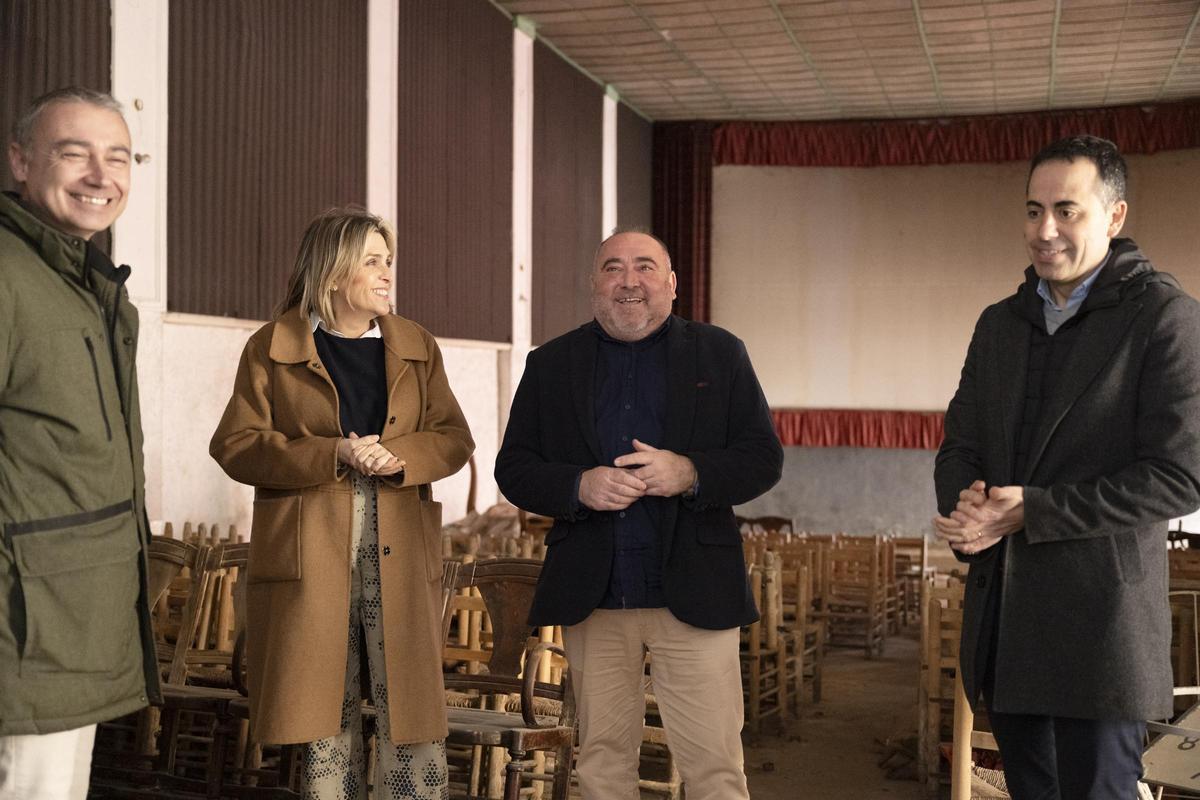 La presidenta de la Diputación, Marta Barrachina, ha encabezado la visita al antiguo cine de Moró.
