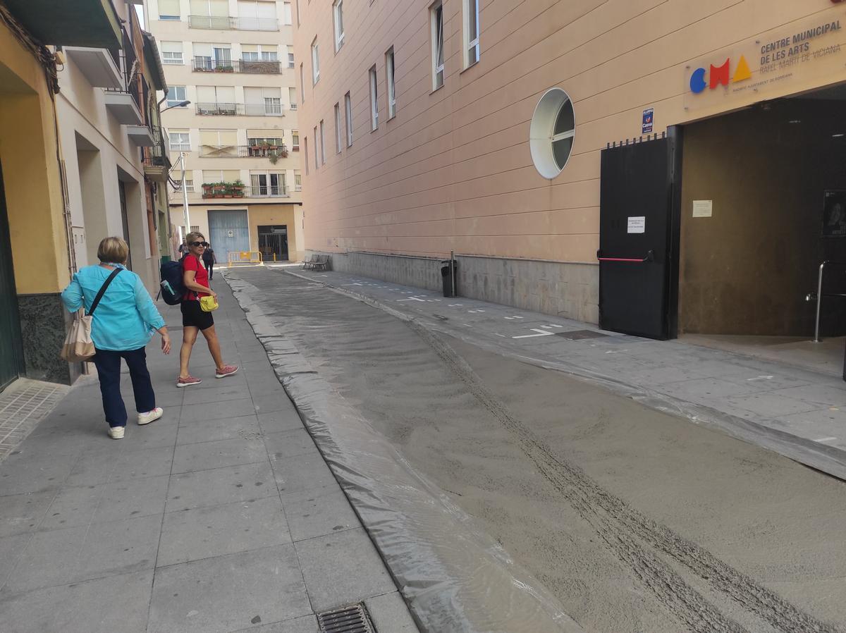 Los vecinos observaron con extrañeza la lengua de hormigón en la calle Sant Pere Pasqual que servirá para proteger el suelo de la maquinaria pesada