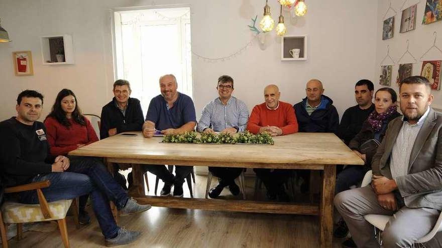 Moure, Carral, Santalla, Brea, Pousa, Vilela, Hermida, Liñares, Montoto y Carreira, ayer, durante la presentación del colectivo. // Bernabé/J. Lalín