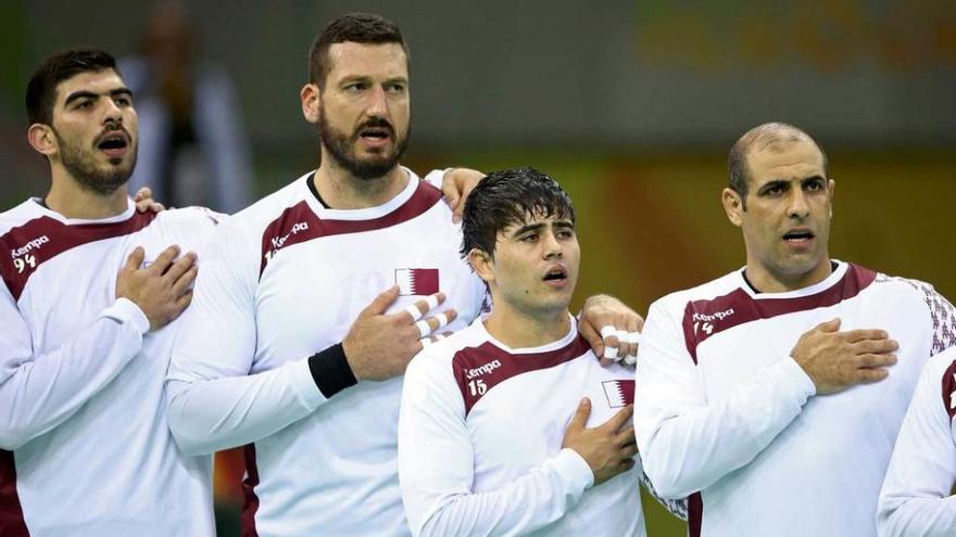 Borja Vidal, segundo por la izquierda, canta el himno qatarí.