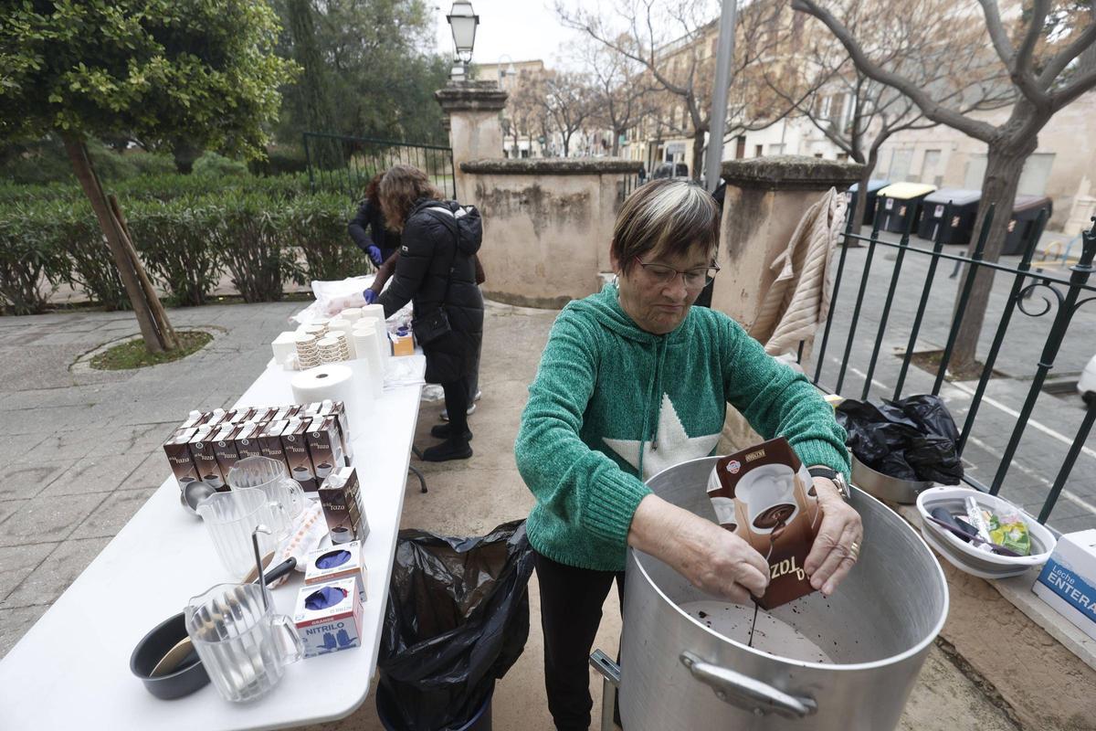 Una voluntaria se encargó de preparar el chocolate para todos.
