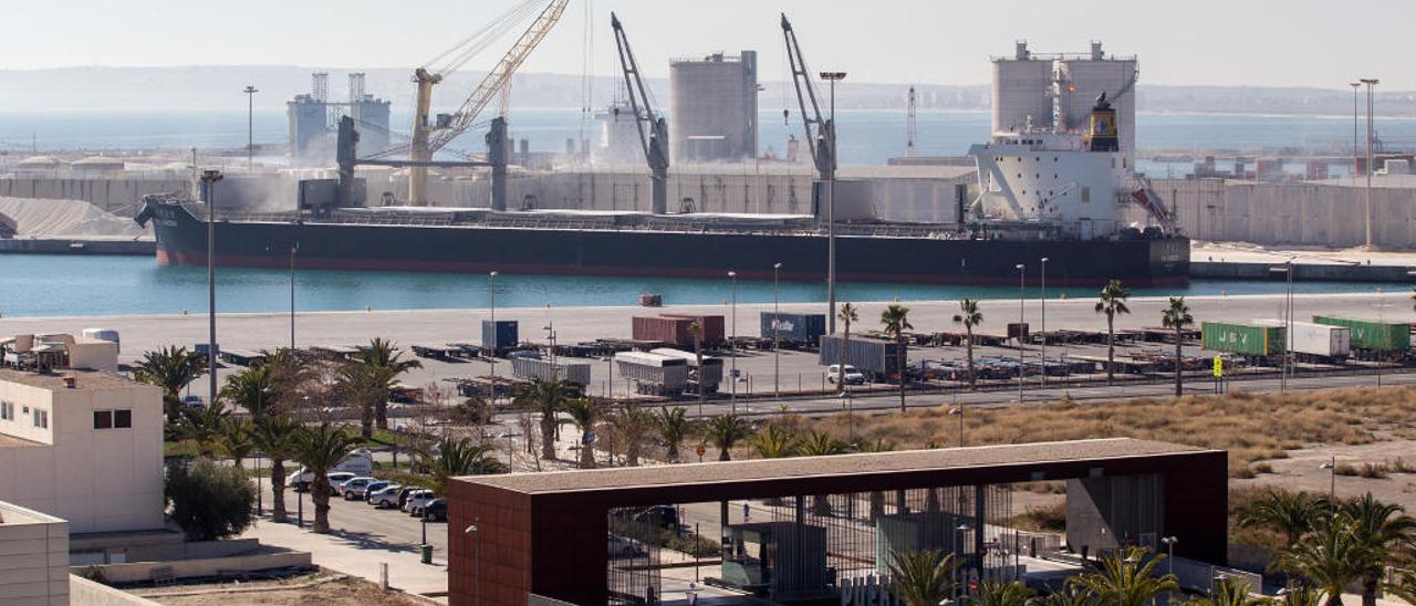 Movimiento de graneles en el Puerto de Alicante.