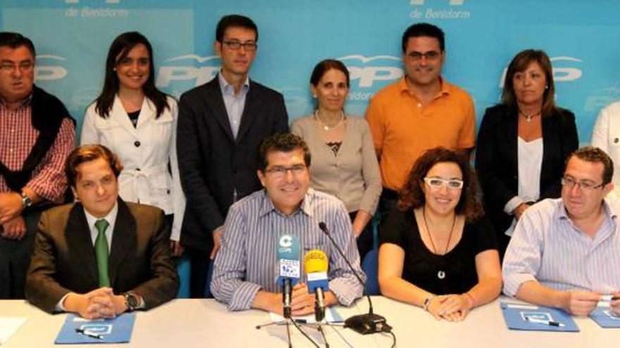 Foto de familia que realizaron ayer miembros de la candidatura del PP para significar su apoyo a Pérez Fenoll.