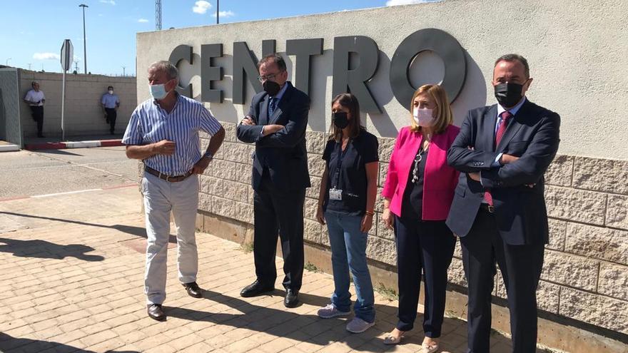 El director de la cárcel de Villena junto a secretario general de Instituciones Penitenciarias y la subdelegada del Gobierno en Alicante.