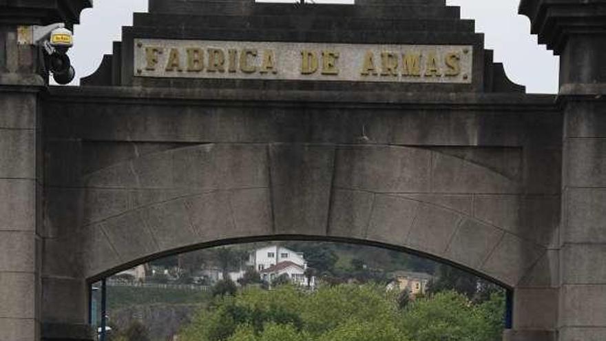 Trabajadores de la fábrica de armas, en una protesta por no cobrar.