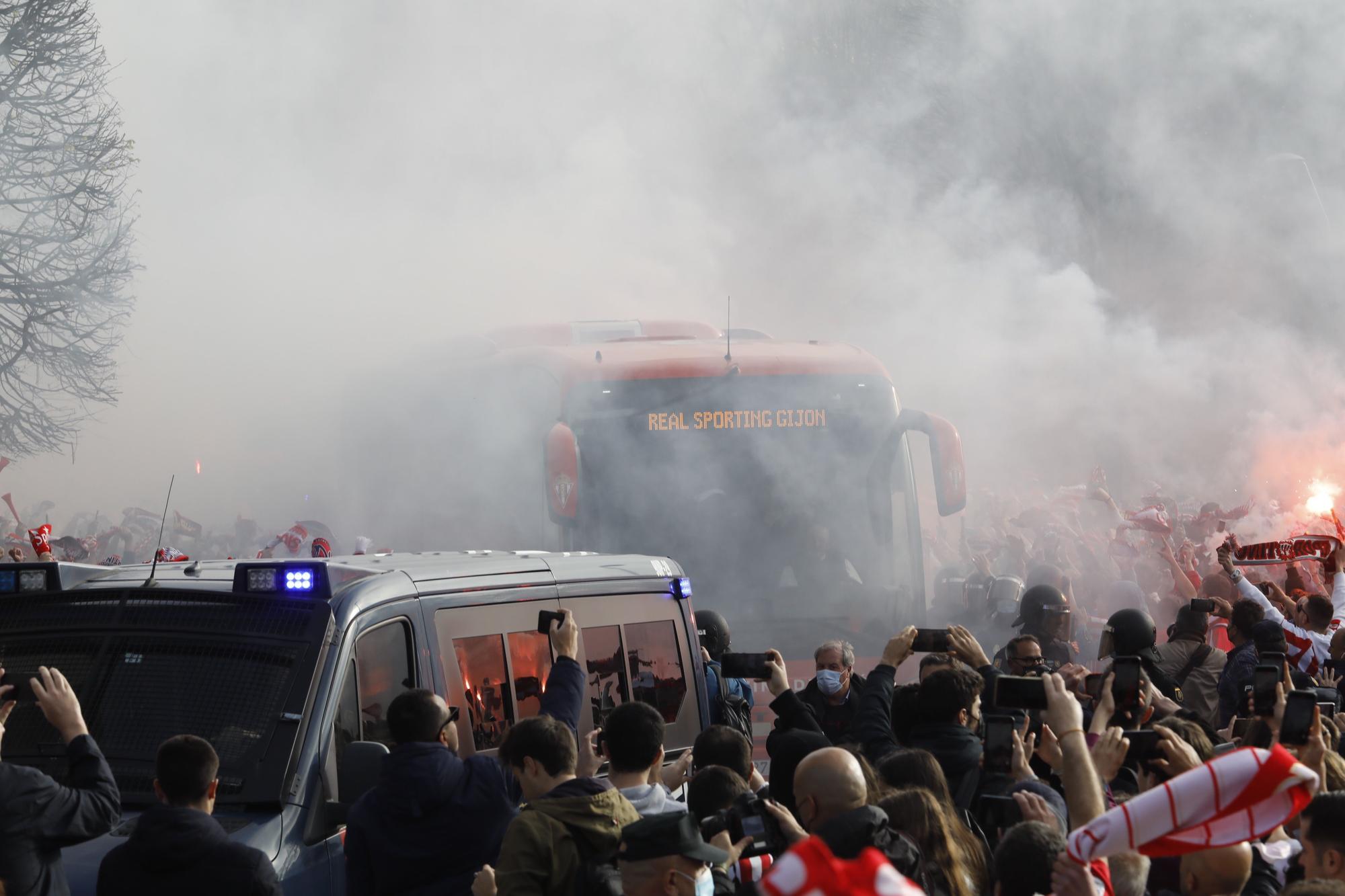 EN IMÁGENES: Así fue el recibimiento al autobús del Sporting en El Molinón