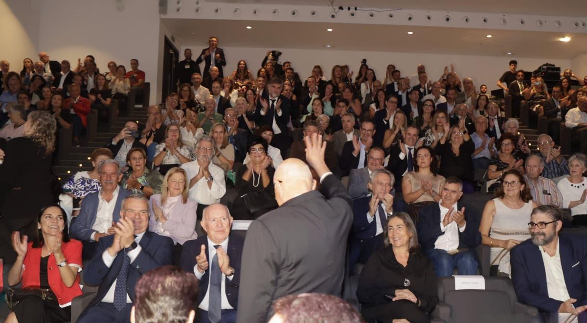 Oliu recibe el aplauso entusiasta de empleados y empresarios en el acto de entrega del Premio Fundación Banco Sabadell a la Sostenibilidad Marina.