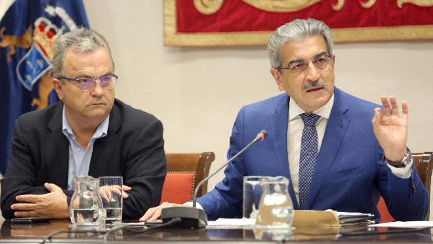 El vicepresidente y consejero de Hacienda del Gobierno canario, Román Rodríguez (derecha), ayer en el Parlamento.