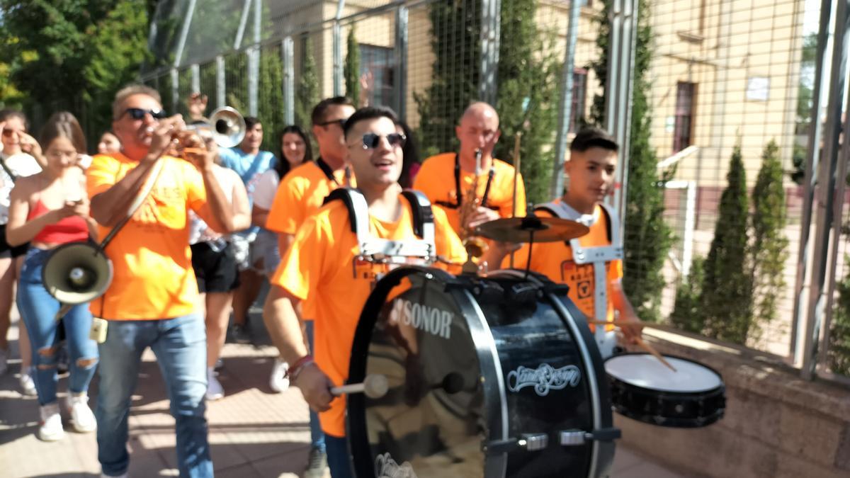 Una charanga recorre las calles junto a varios jóvenes durante el primer día de las fiestas de San Juan de 2022.