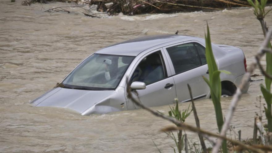 Imagen del vehículo varado en medio de las aguas del río Serpis