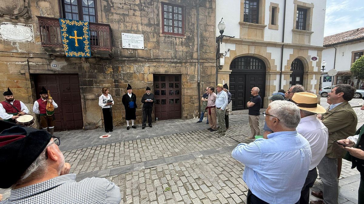 VÍDEO: Villaviciosa recuerda a José Caveda y Nava con un emotivo homenaje frente a su casa natal