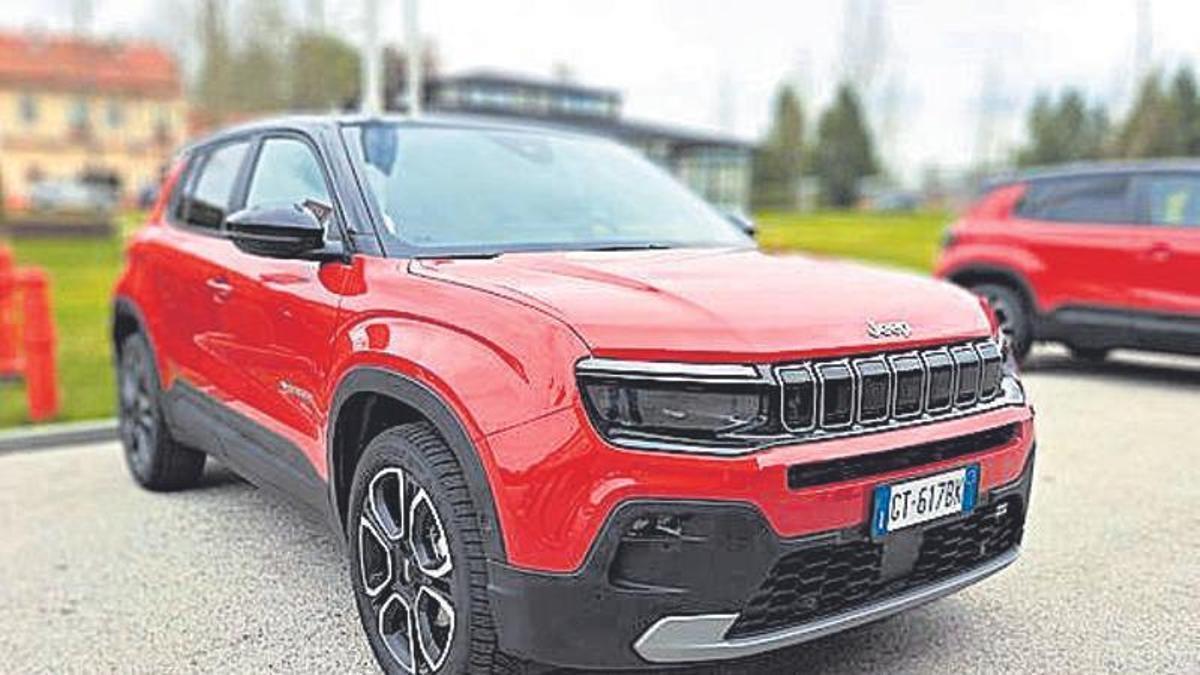 Todoterreno 'Jeep' rojo aparcado en la calle.